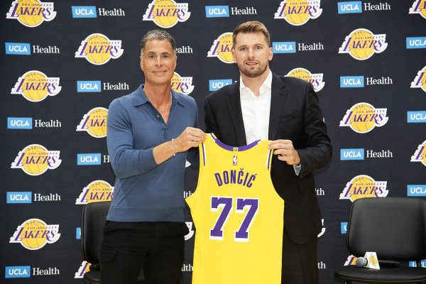 Pelinka: Bạn phải có mặt để tr