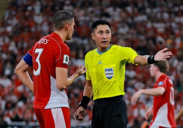 Không hài lòng với quả phạt 